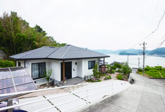 海を望む平屋