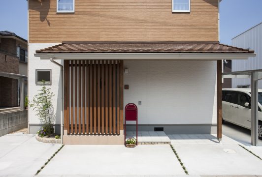 赤色を挿し色にして元気さをプラス